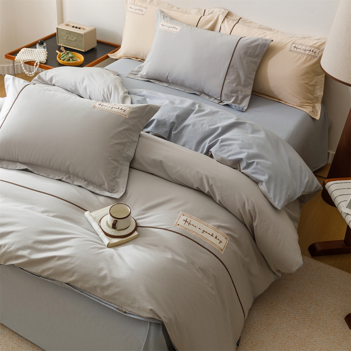 91家纺网 家纺一手货源 找家纺 艾莱家纺 2026新款A类水洗棉加厚绣花刺绣四件套-卡尔文 卡尔文-琥珀银