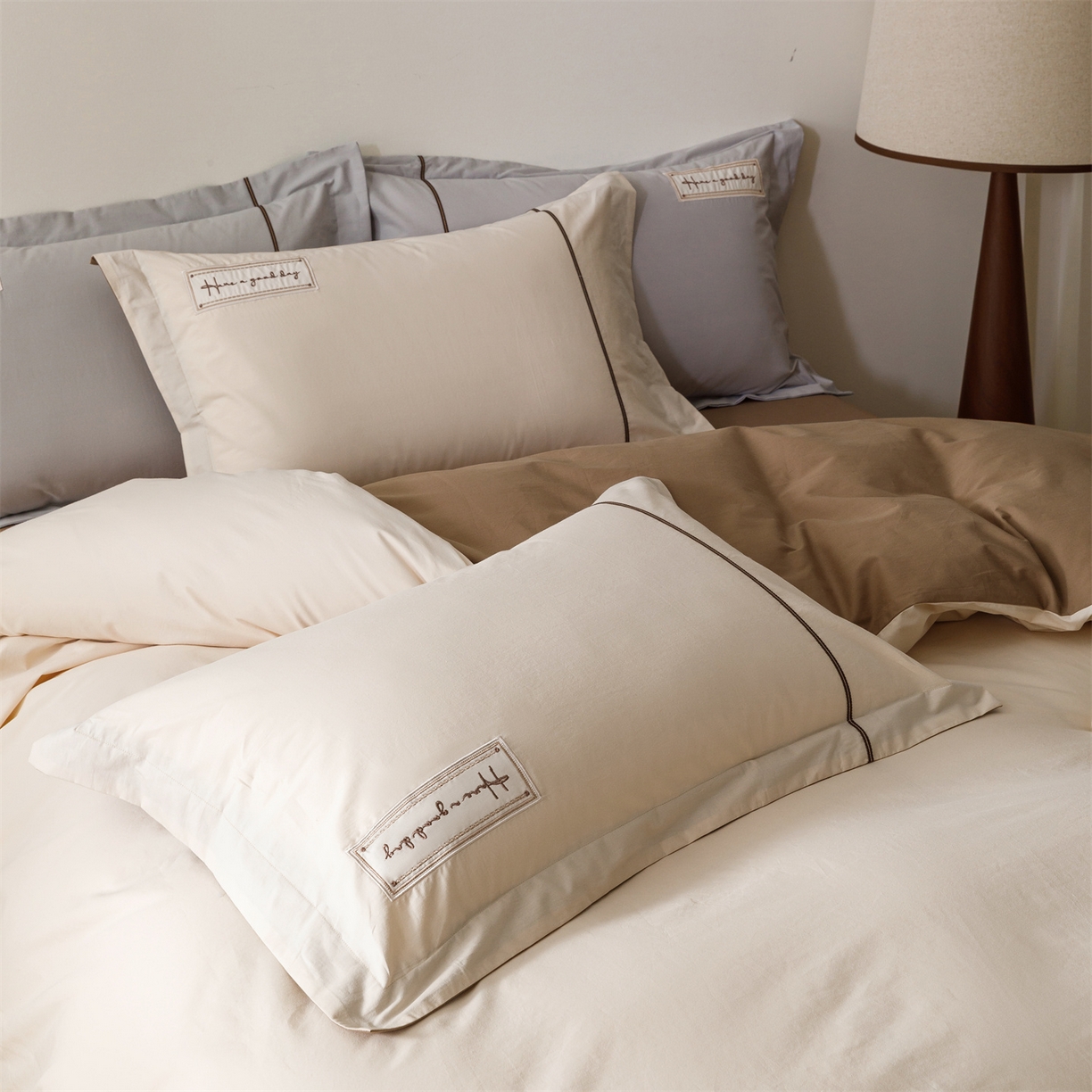 91家纺网 家纺一手货源 找家纺 艾莱家纺 2026新款A类水洗棉加厚绣花刺绣四件套-卡尔文 卡尔文-牛奶布丁