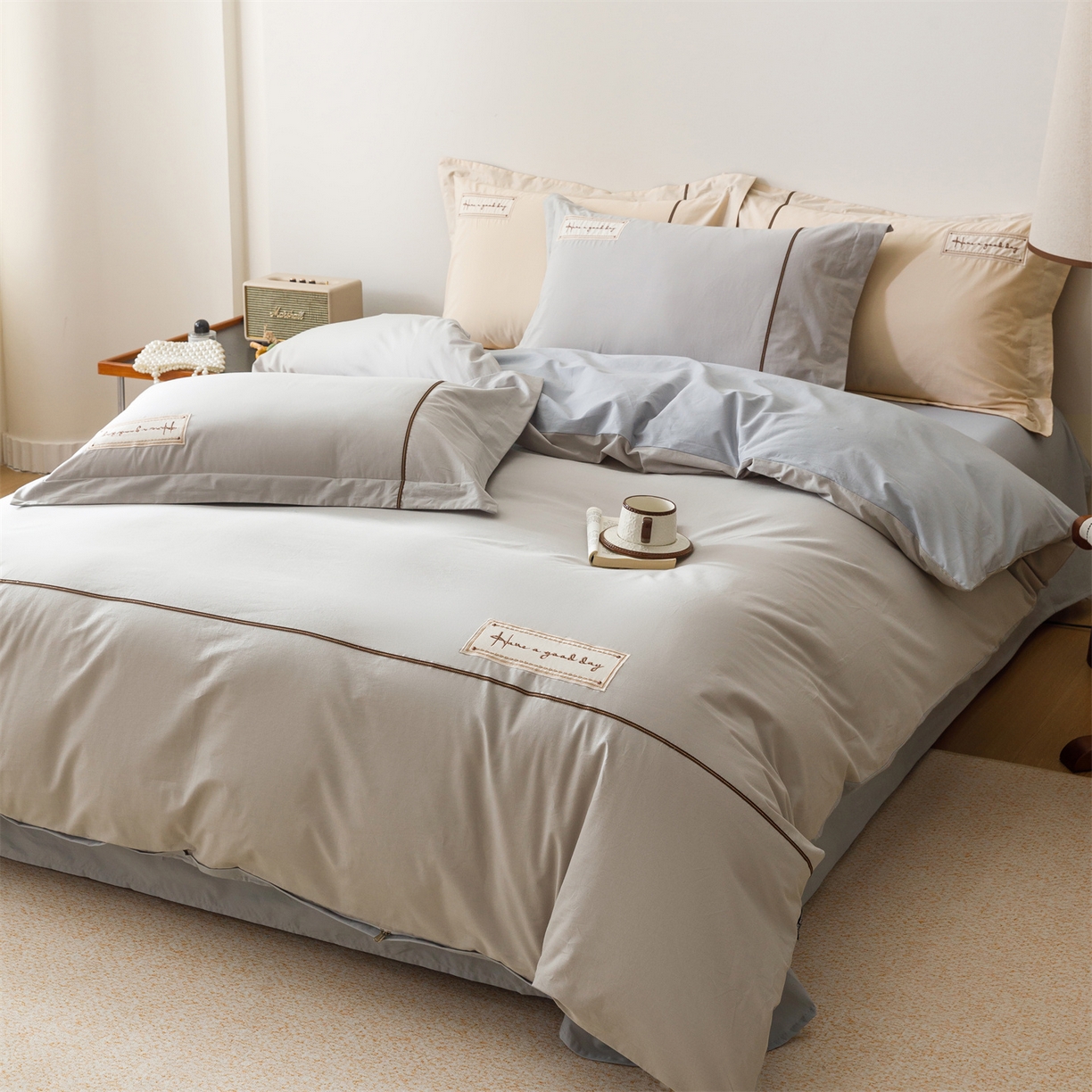 91家纺网 家纺一手货源 找家纺 艾莱家纺 2026新款A类水洗棉加厚绣花刺绣四件套-卡尔文 卡尔文-琥珀银