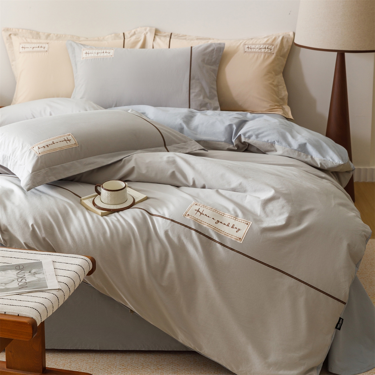 91家纺网 家纺一手货源 找家纺 艾莱家纺 2026新款A类水洗棉加厚绣花刺绣四件套-卡尔文 卡尔文-琥珀银