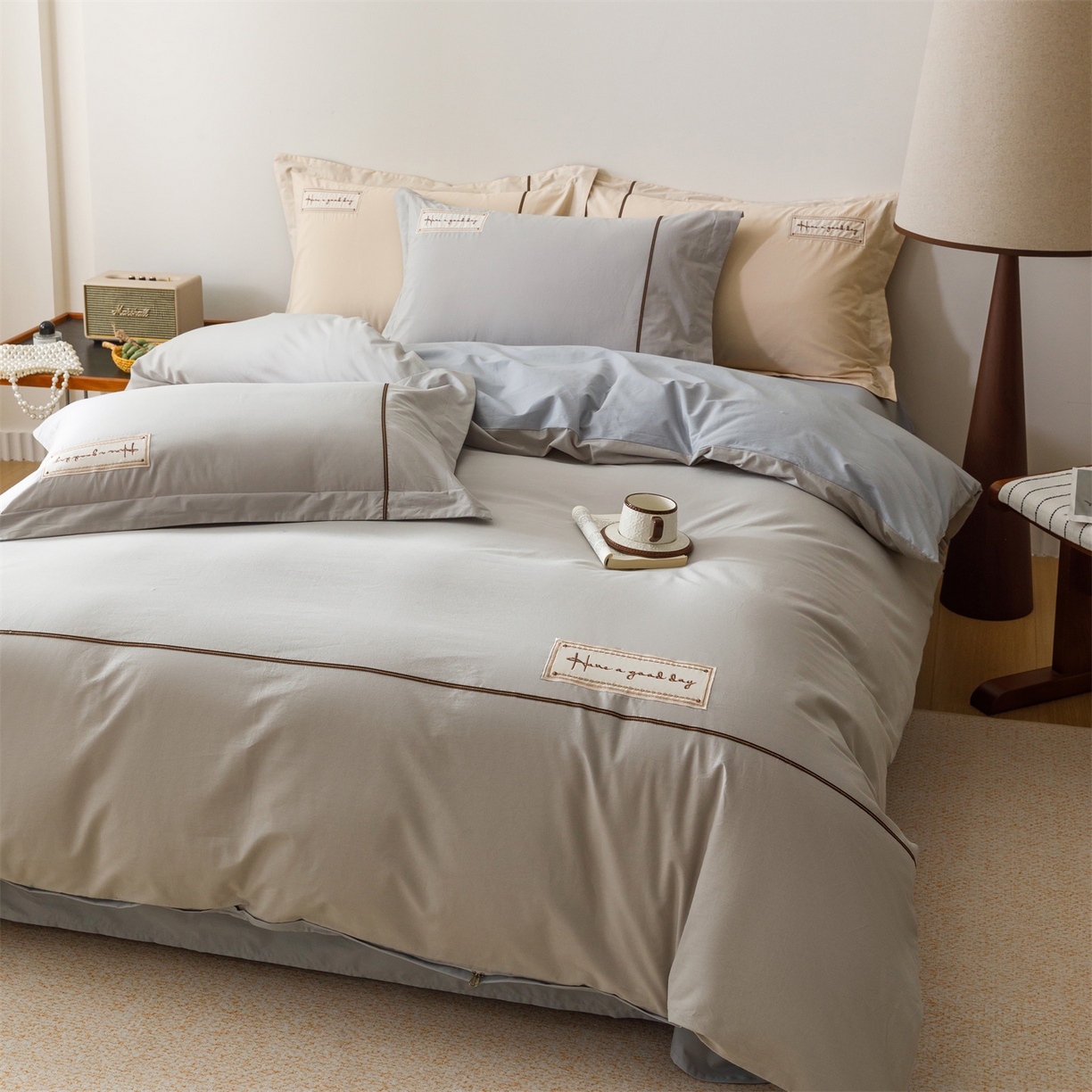 91家纺网 家纺一手货源 找家纺 艾莱家纺 2026新款A类水洗棉加厚绣花刺绣四件套-卡尔文 卡尔文-琥珀银