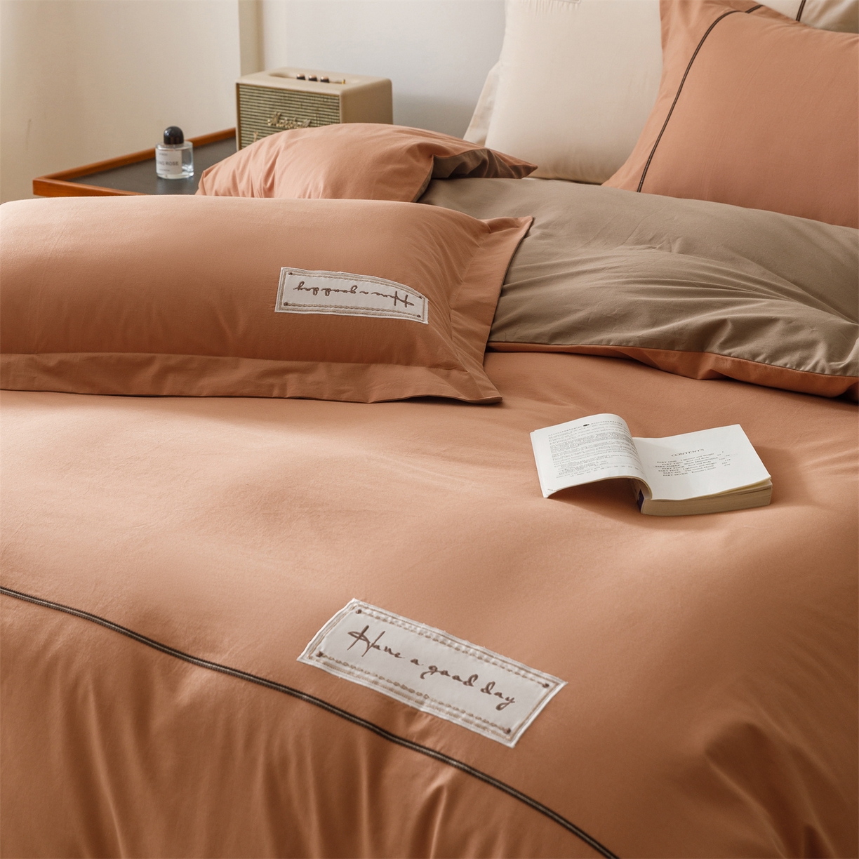 91家纺网 家纺一手货源 找家纺 艾莱家纺 2026新款A类水洗棉加厚绣花刺绣四件套-卡尔文 卡尔文-焦糖