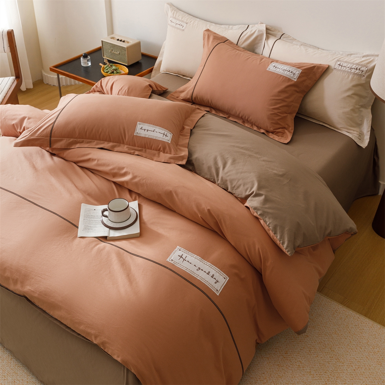 91家纺网 家纺一手货源 找家纺 艾莱家纺 2026新款A类水洗棉加厚绣花刺绣四件套-卡尔文 卡尔文-焦糖