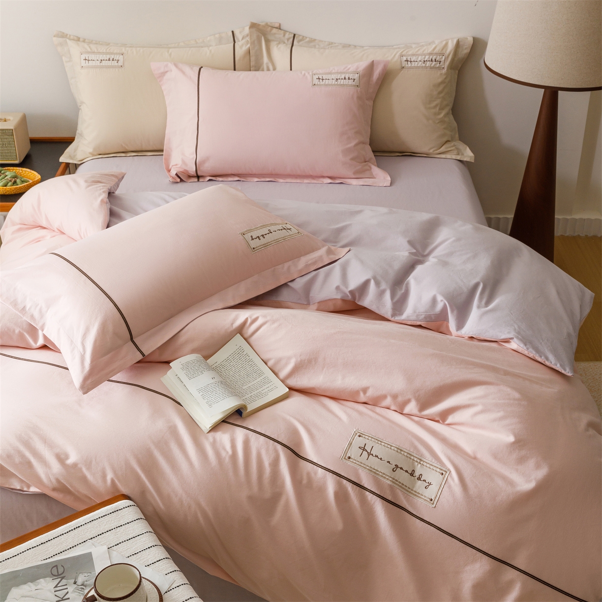 91家纺网 家纺一手货源 找家纺 艾莱家纺 2026新款A类水洗棉加厚绣花刺绣四件套-卡尔文 卡尔文-芝夏粉