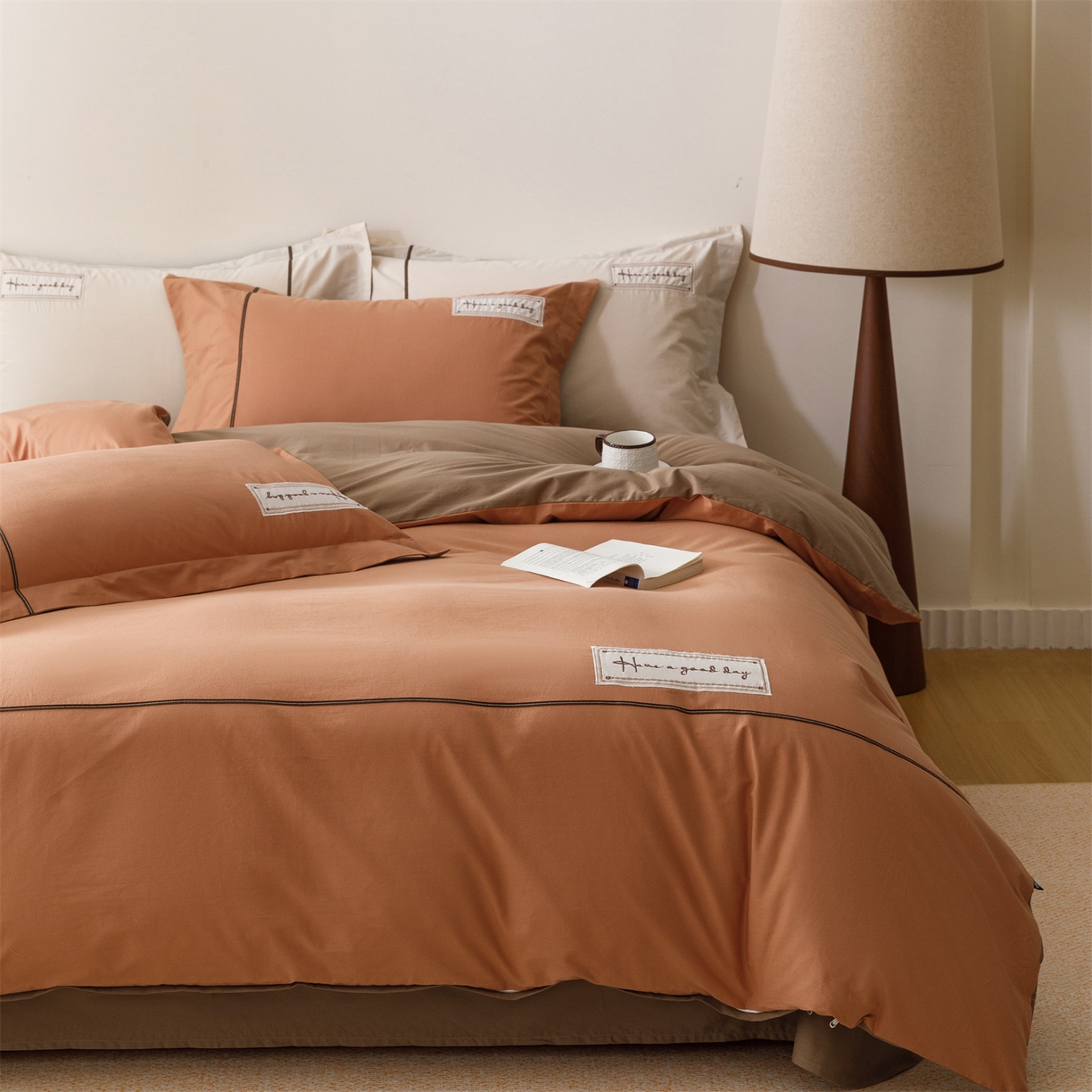 91家纺网 家纺一手货源 找家纺 艾莱家纺 2026新款A类水洗棉加厚绣花刺绣四件套-卡尔文 卡尔文-焦糖