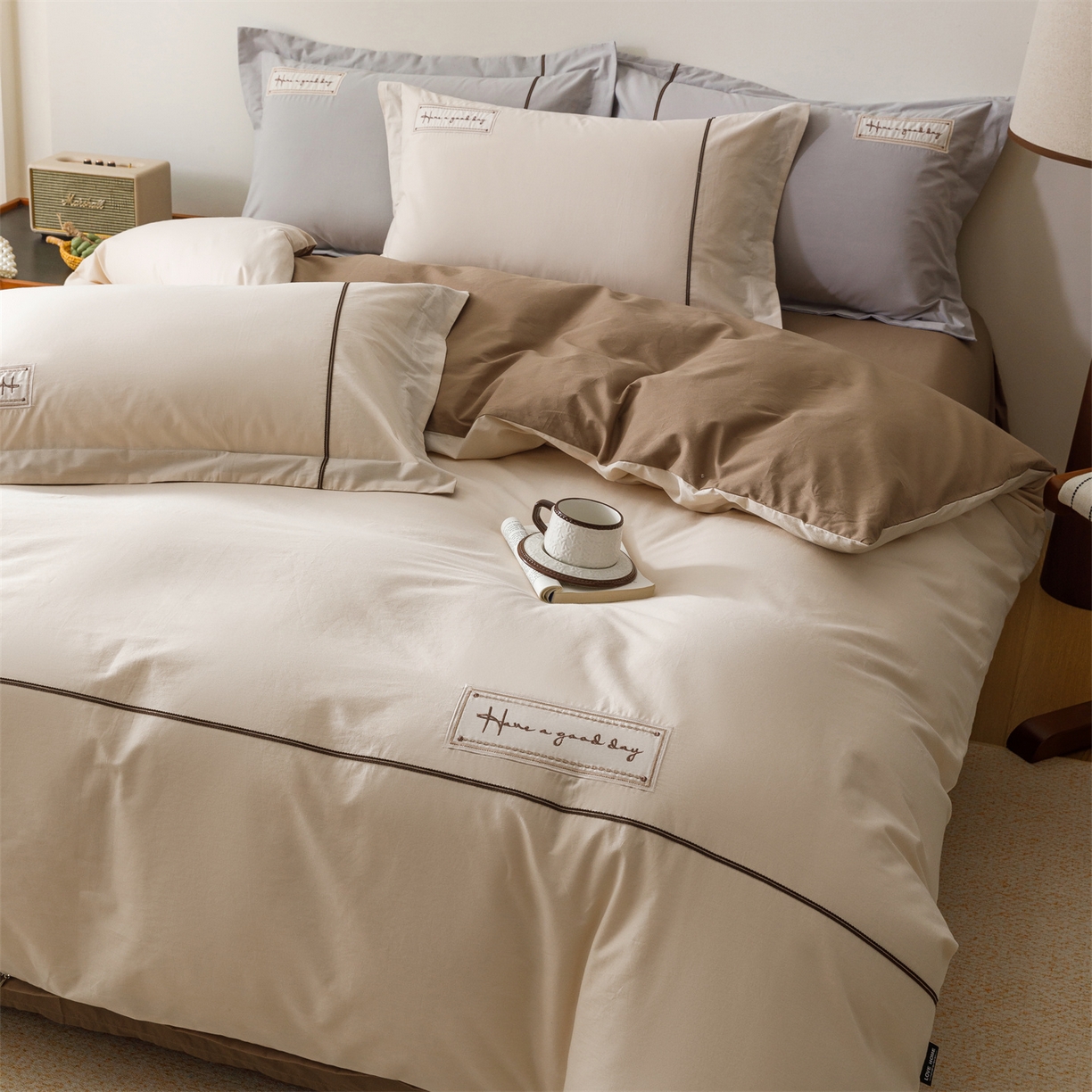 91家纺网 家纺一手货源 找家纺 艾莱家纺 2026新款A类水洗棉加厚绣花刺绣四件套-卡尔文 卡尔文-牛奶布丁