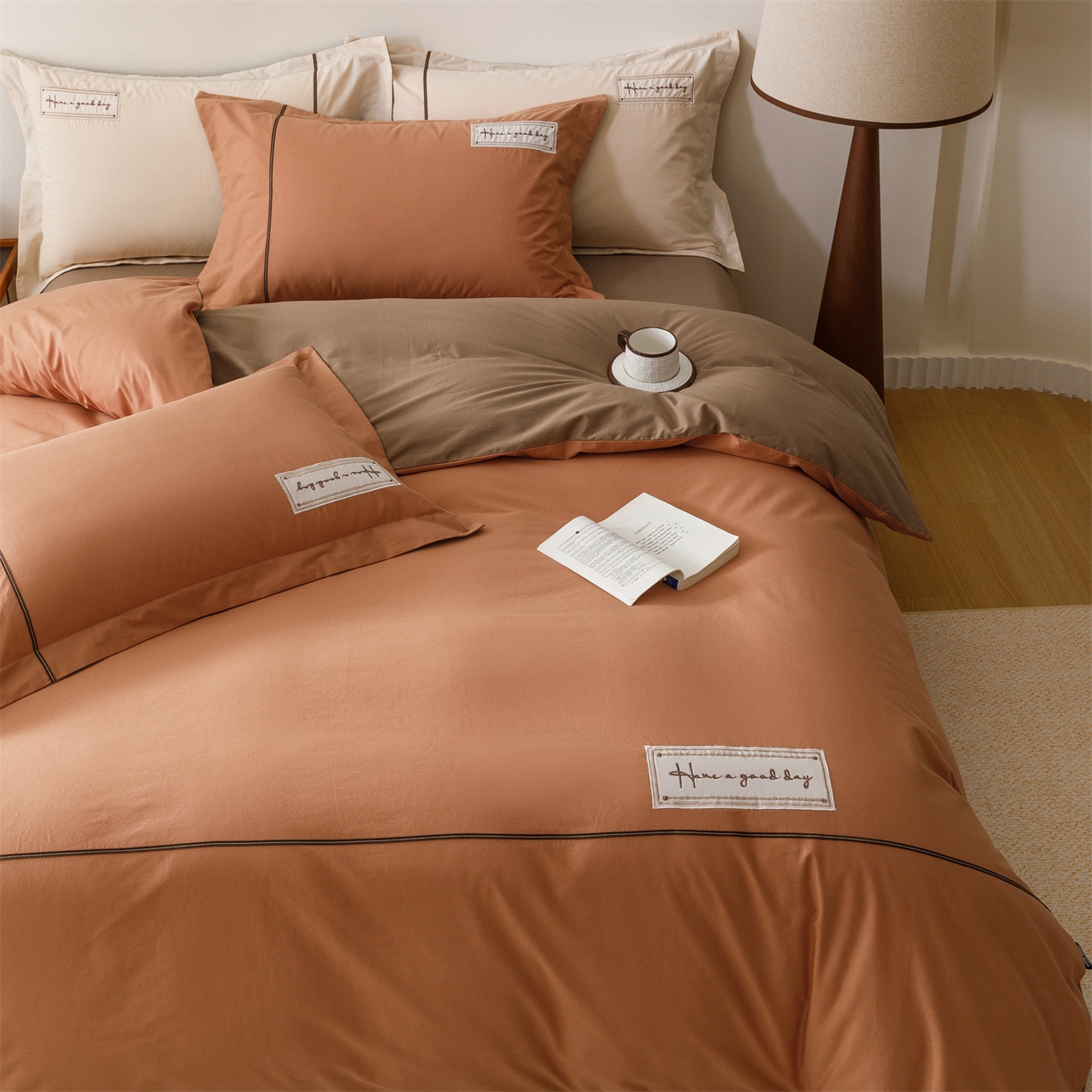 91家纺网 家纺一手货源 找家纺 艾莱家纺 2026新款A类水洗棉加厚绣花刺绣四件套-卡尔文 卡尔文-焦糖