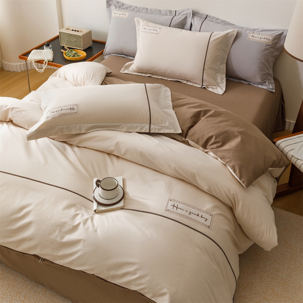 91家纺网 家纺一手货源 找家纺 艾莱家纺 2026新款A类水洗棉加厚绣花刺绣四件套-卡尔文 卡尔文-牛奶布丁