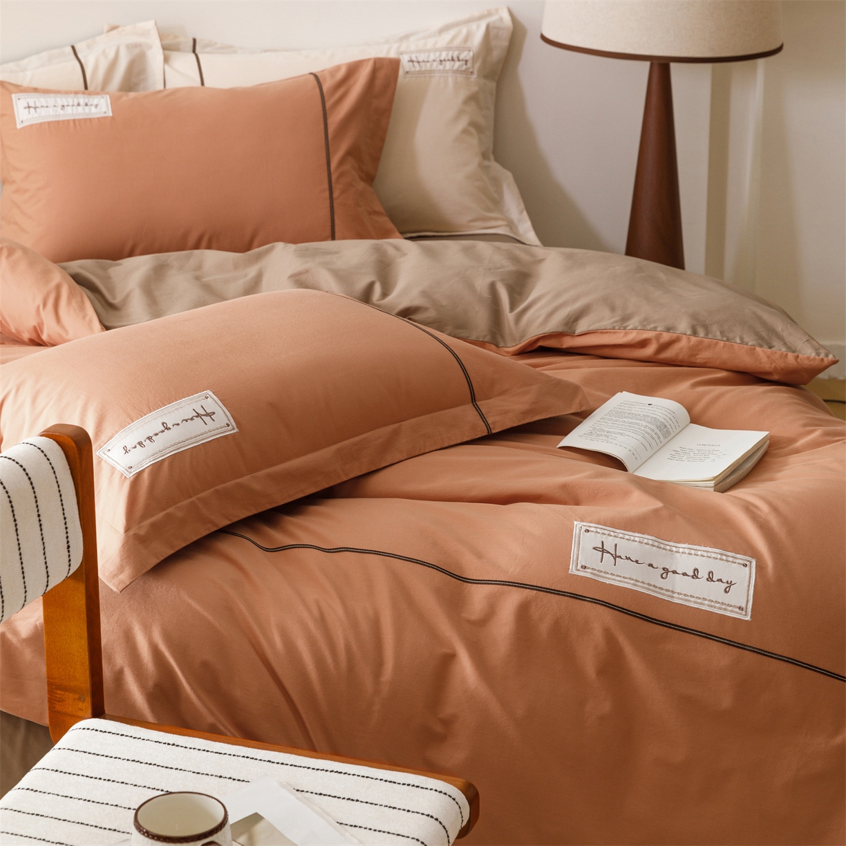 91家纺网 家纺一手货源 找家纺 艾莱家纺 2026新款A类水洗棉加厚绣花刺绣四件套-卡尔文 卡尔文-焦糖