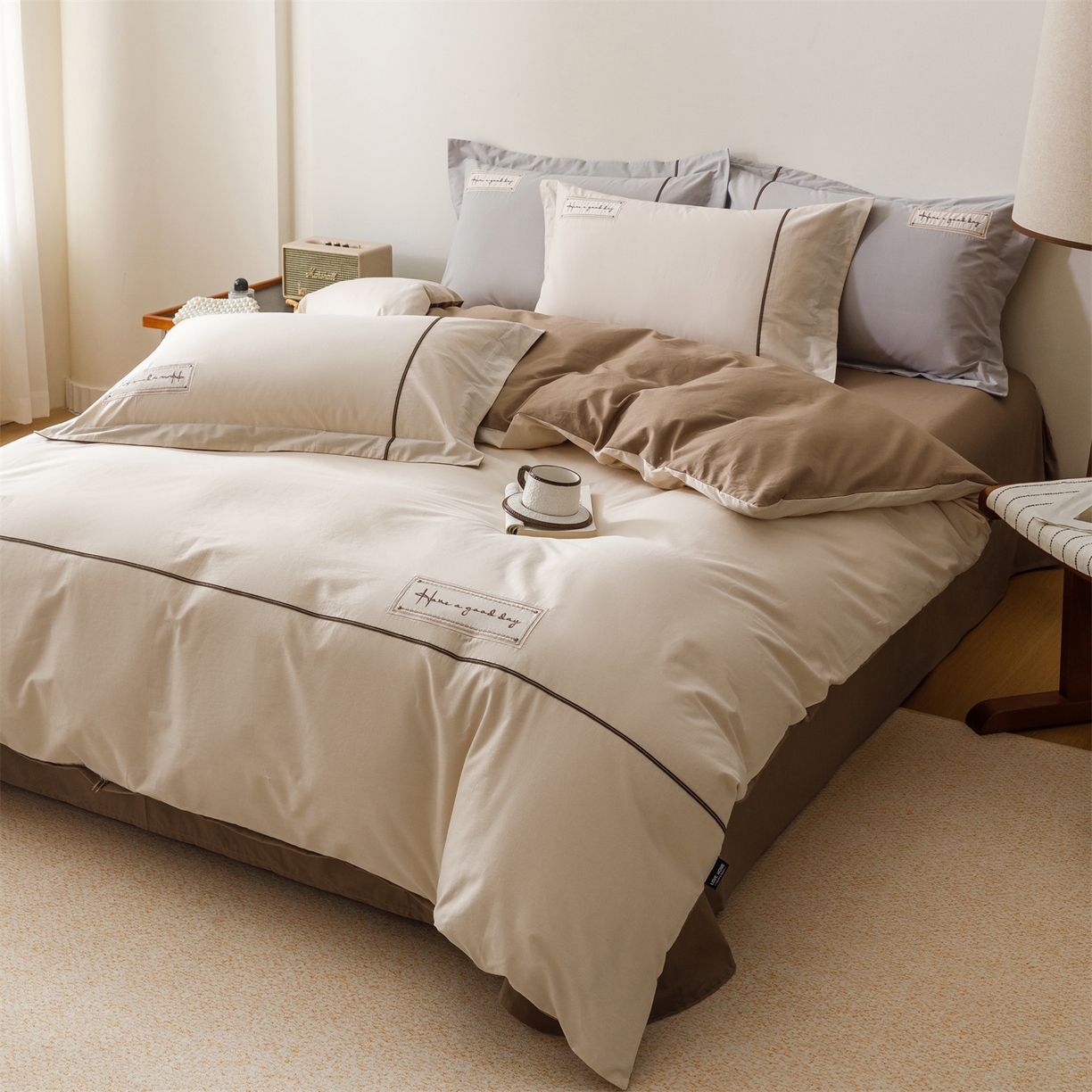 91家纺网 家纺一手货源 找家纺 艾莱家纺 2026新款A类水洗棉加厚绣花刺绣四件套-卡尔文 卡尔文-牛奶布丁