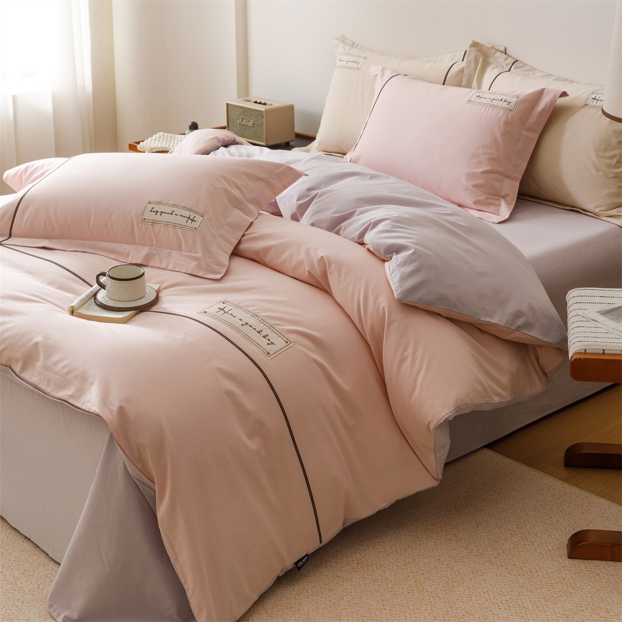 91家纺网 家纺一手货源 找家纺 艾莱家纺 2026新款A类水洗棉加厚绣花刺绣四件套-卡尔文 卡尔文-芝夏粉