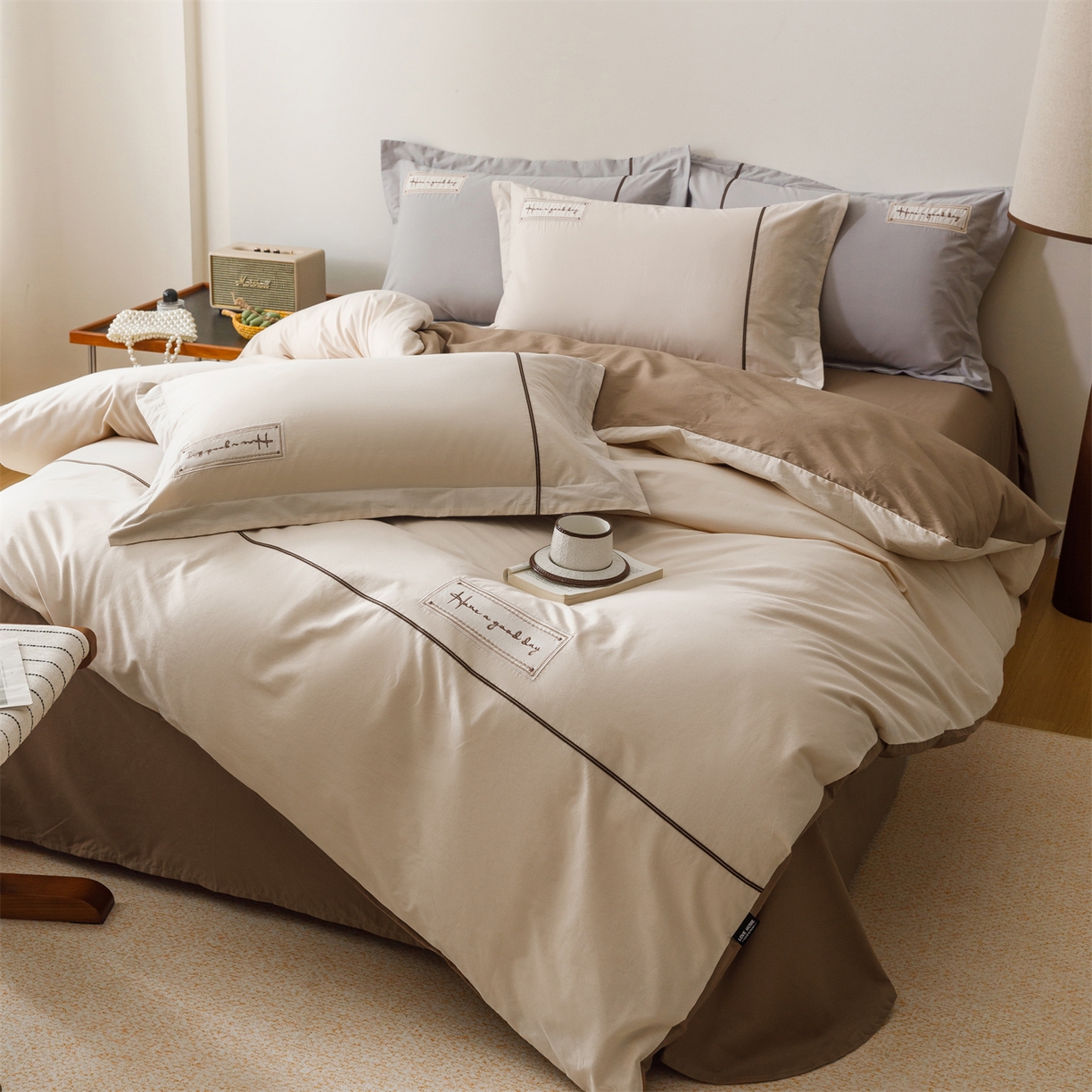 91家纺网 家纺一手货源 找家纺 艾莱家纺 2026新款A类水洗棉加厚绣花刺绣四件套-卡尔文 卡尔文-牛奶布丁