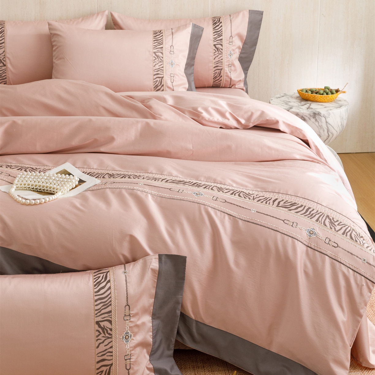 91家纺网 家纺一手货源 找家纺 艾莱家纺 2026新款A类长绒棉纯棉刺绣四件套-奢意 奢意-趣味粉