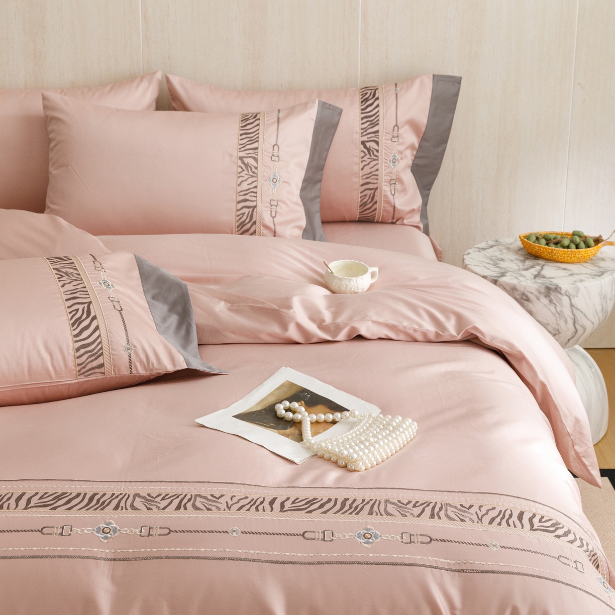 91家纺网 家纺一手货源 找家纺 艾莱家纺 2026新款A类长绒棉纯棉刺绣四件套-奢意 奢意-趣味粉