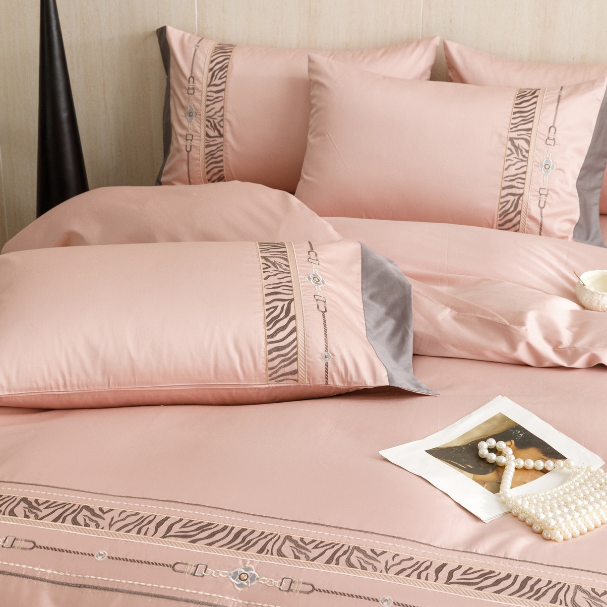 91家纺网 家纺一手货源 找家纺 艾莱家纺 2026新款A类长绒棉纯棉刺绣四件套-奢意 奢意-趣味粉