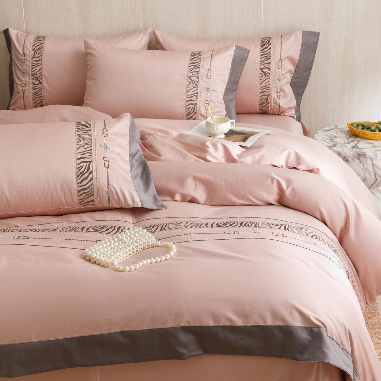 91家纺网 家纺一手货源 找家纺 艾莱家纺 2026新款A类长绒棉纯棉刺绣四件套-奢意 奢意-趣味粉