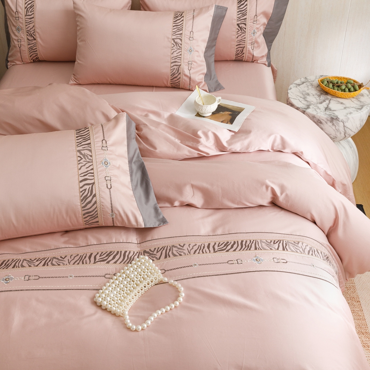 91家纺网 家纺一手货源 找家纺 艾莱家纺 2026新款A类长绒棉纯棉刺绣四件套-奢意 奢意-趣味粉