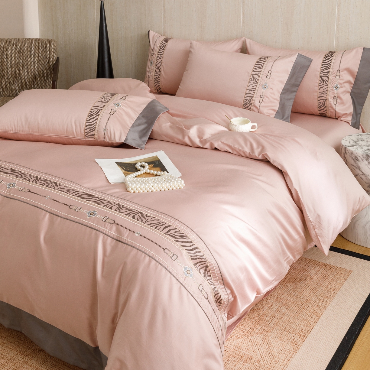 91家纺网 家纺一手货源 找家纺 艾莱家纺 2026新款A类长绒棉纯棉刺绣四件套-奢意 奢意-趣味粉