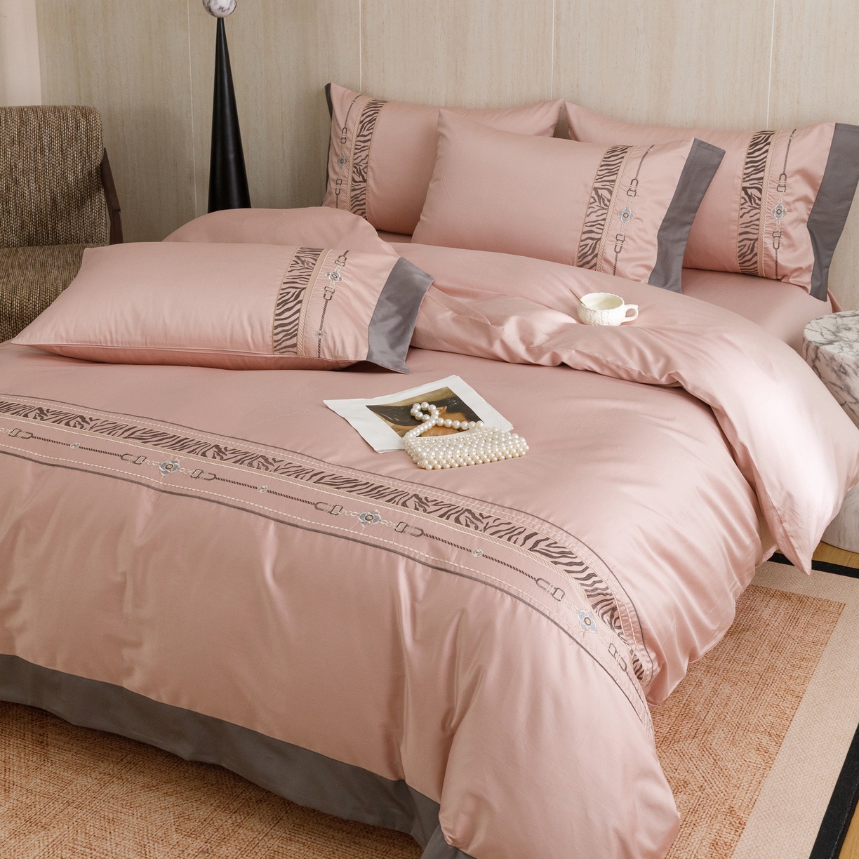 91家纺网 家纺一手货源 找家纺 艾莱家纺 2026新款A类长绒棉纯棉刺绣四件套-奢意 奢意-趣味粉