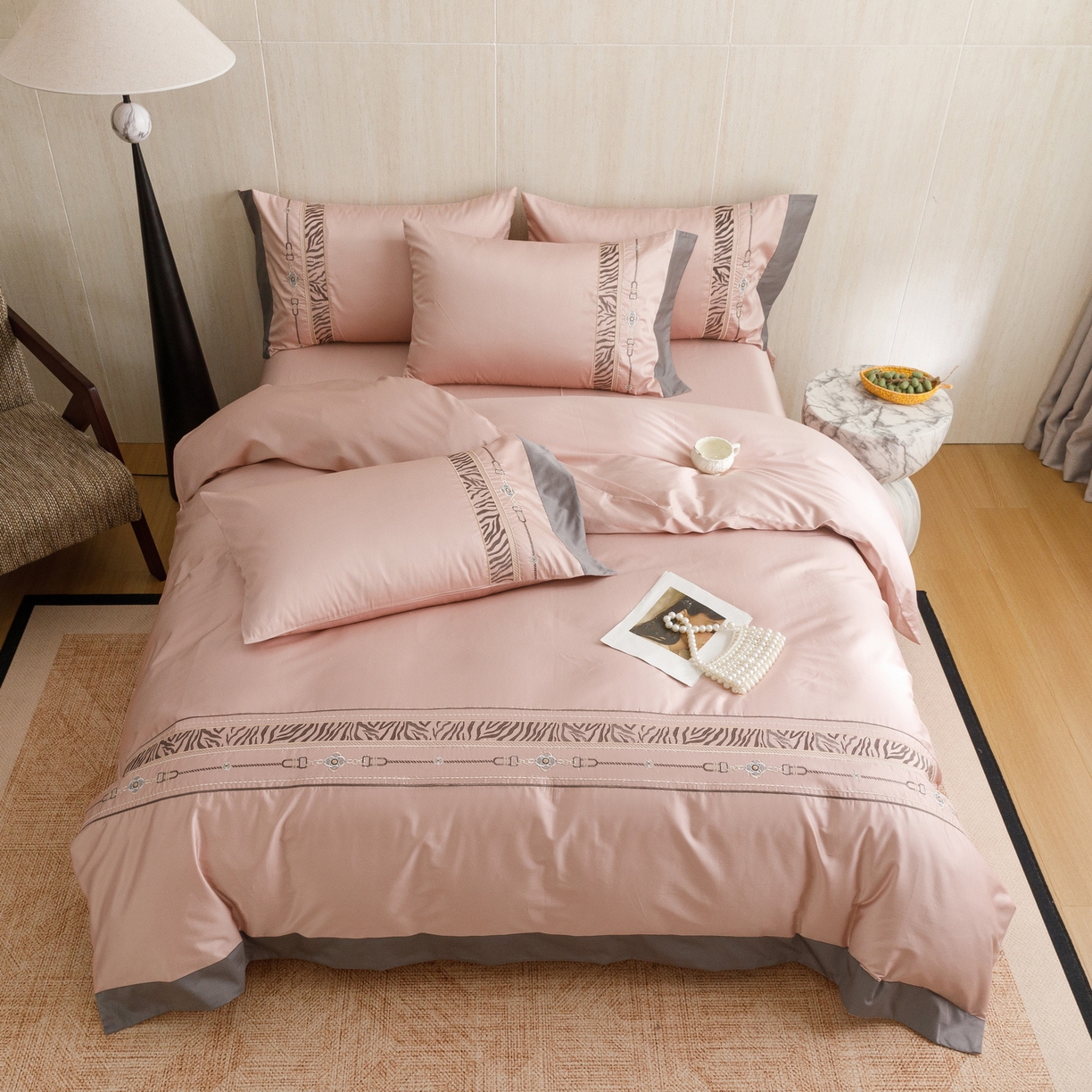 91家纺网 家纺一手货源 找家纺 艾莱家纺 2026新款A类长绒棉纯棉刺绣四件套-奢意 奢意-趣味粉