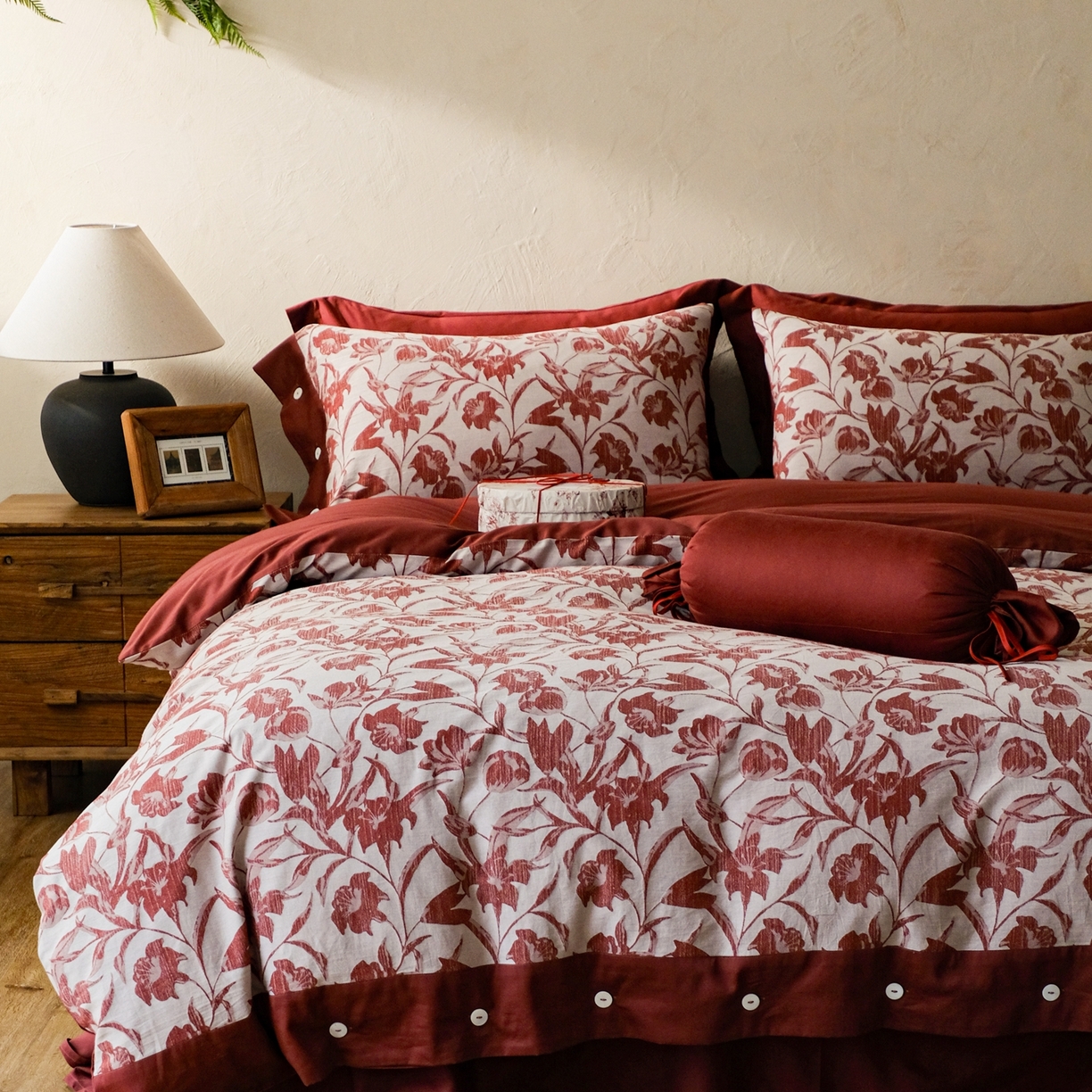 91家纺网 家纺一手货源 找家纺 涞澳家纺 2026新款全棉纯棉色织提花（婚庆）四件套 赤韵花影