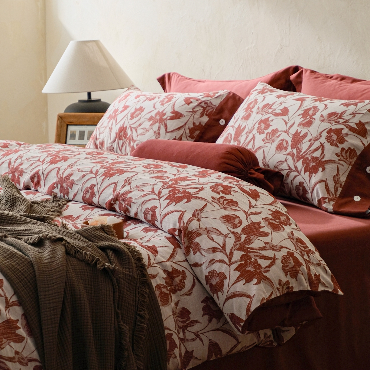 91家纺网 家纺一手货源 找家纺 涞澳家纺 2026新款全棉纯棉色织提花（婚庆）四件套 赤韵花影