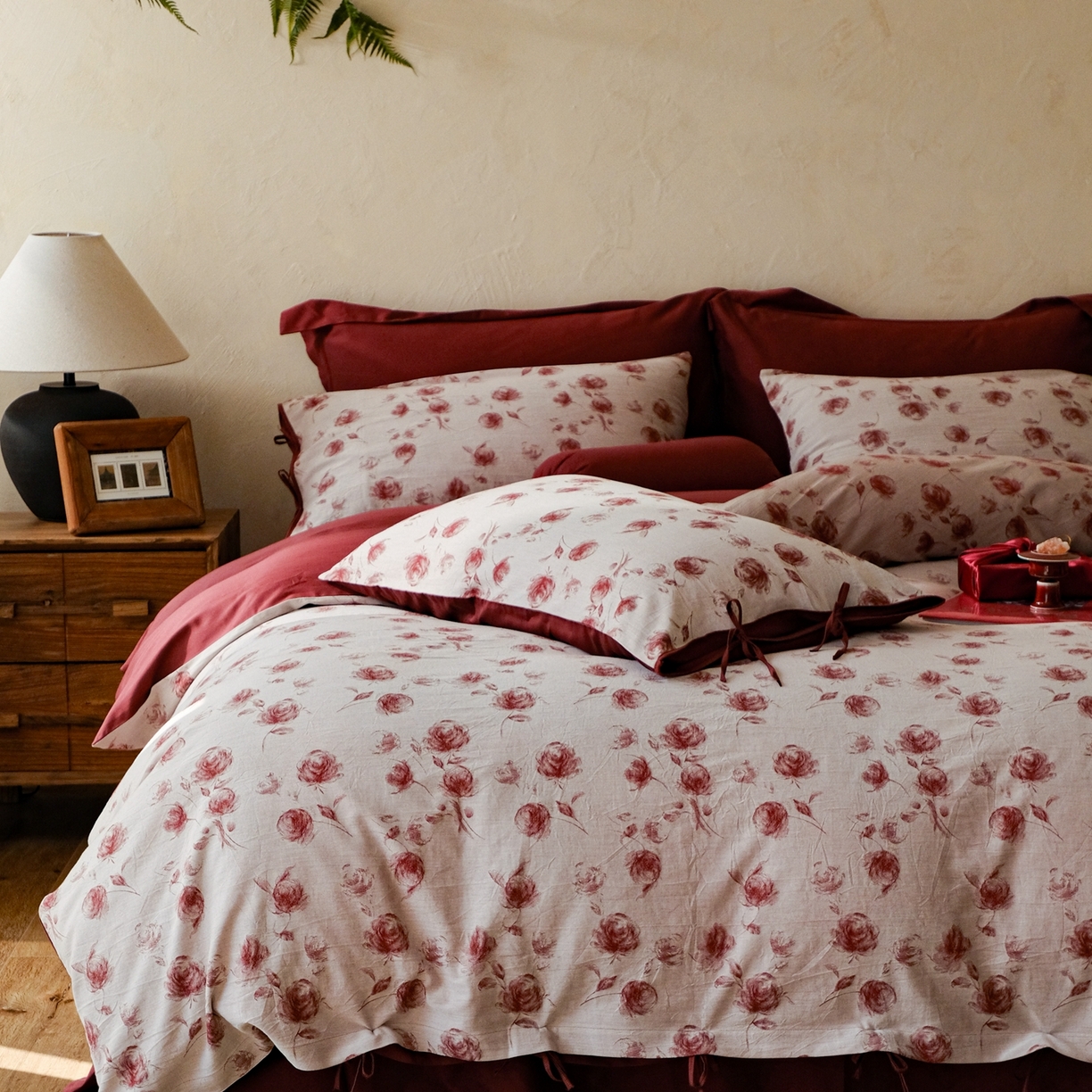 91家纺网 家纺一手货源 找家纺 涞澳家纺 2026新款全棉纯棉色织提花（婚庆）四件套 轻红漫花