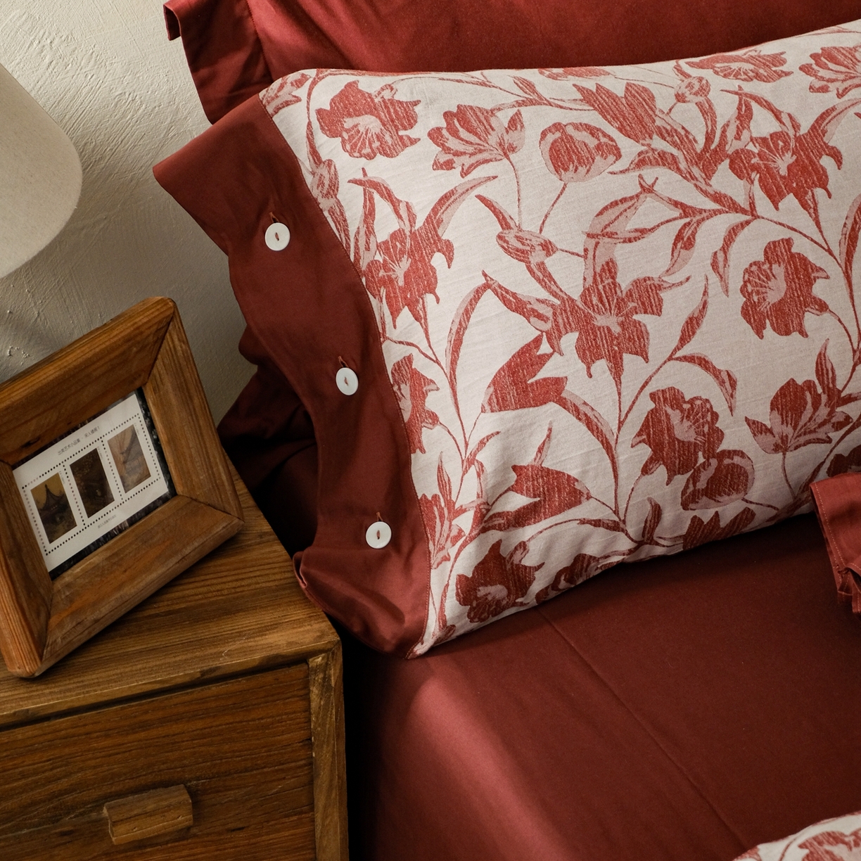 91家纺网 家纺一手货源 找家纺 涞澳家纺 2026新款全棉纯棉色织提花（婚庆）四件套 赤韵花影