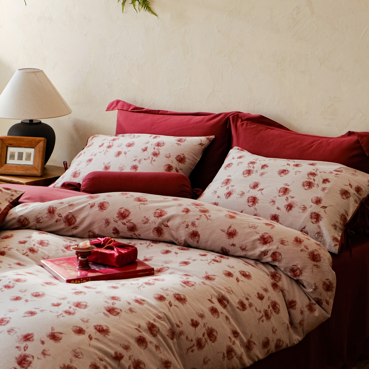 91家纺网 家纺一手货源 找家纺 涞澳家纺 2026新款全棉纯棉色织提花（婚庆）四件套 轻红漫花