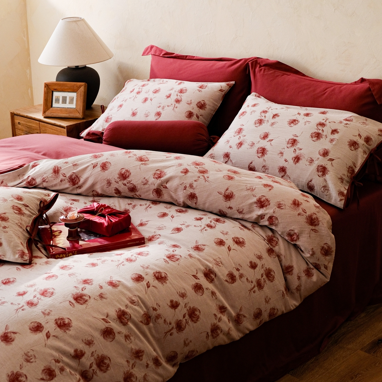 91家纺网 家纺一手货源 找家纺 涞澳家纺 2026新款全棉纯棉色织提花（婚庆）四件套 轻红漫花