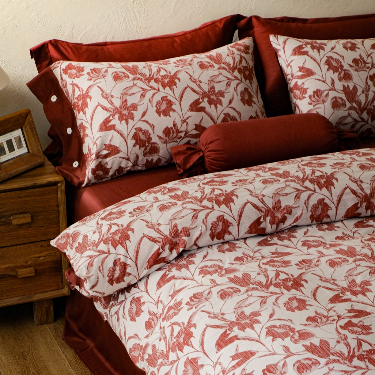 91家纺网 家纺一手货源 找家纺 涞澳家纺 2026新款全棉纯棉色织提花（婚庆）四件套 赤韵花影