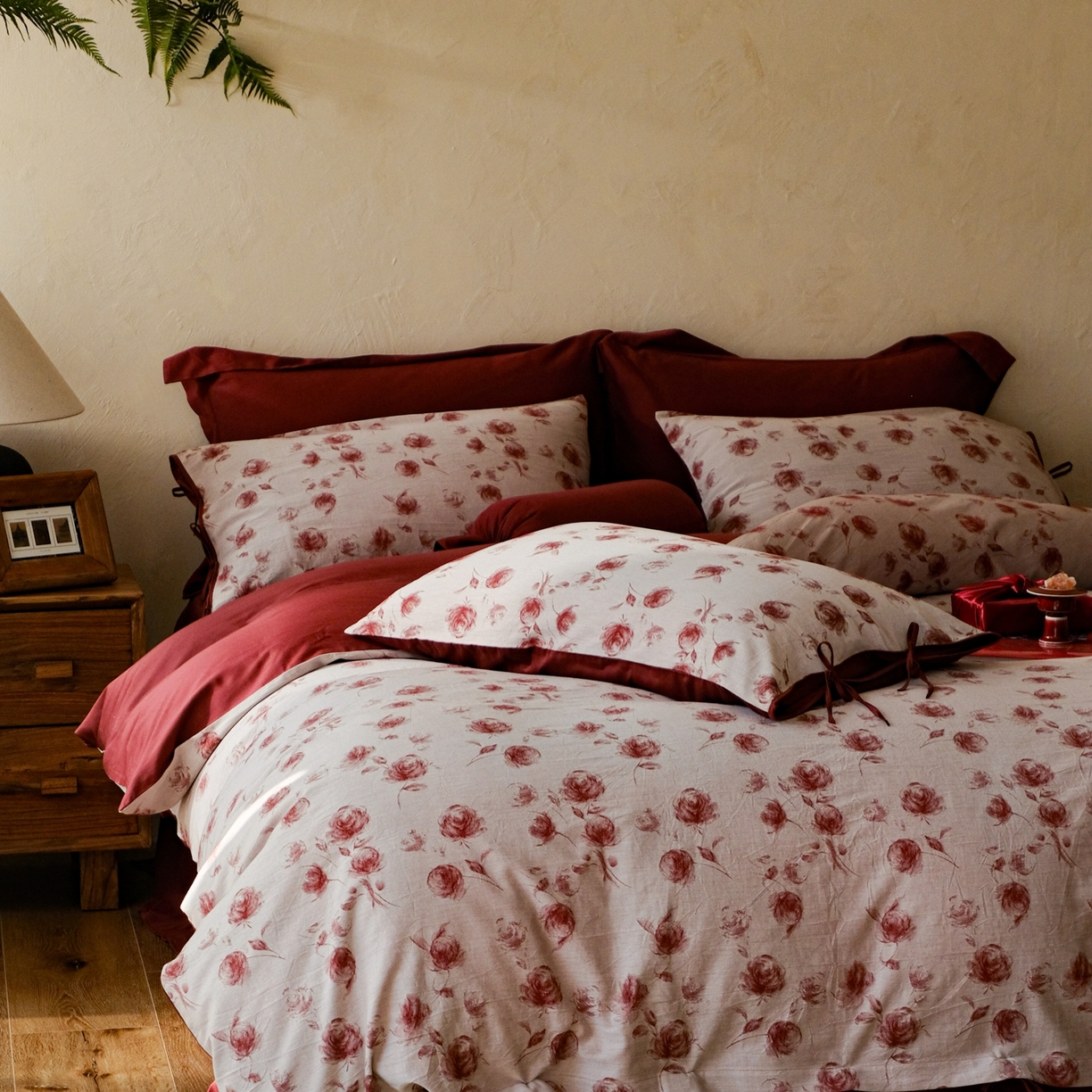 91家纺网 家纺一手货源 找家纺 涞澳家纺 2026新款全棉纯棉色织提花（婚庆）四件套 轻红漫花