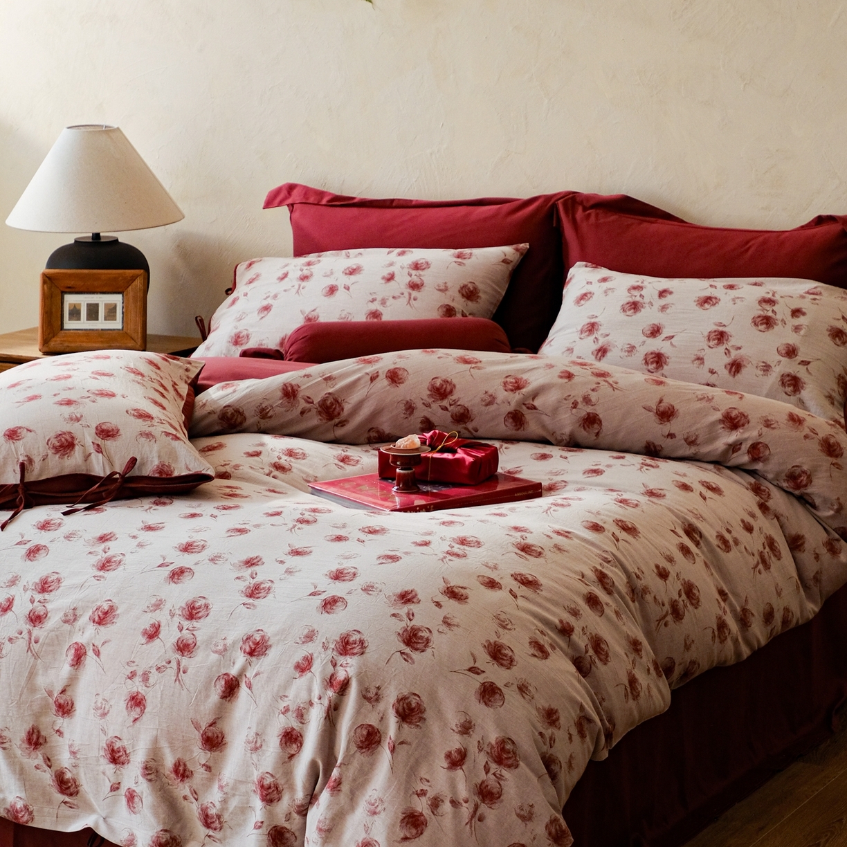 91家纺网 家纺一手货源 找家纺 涞澳家纺 2026新款全棉纯棉色织提花（婚庆）四件套 轻红漫花