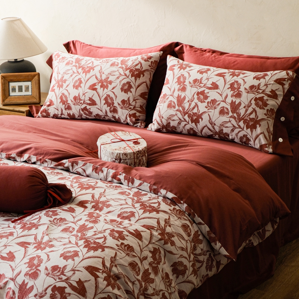 91家纺网 家纺一手货源 找家纺 涞澳家纺 2026新款全棉纯棉色织提花（婚庆）四件套 赤韵花影