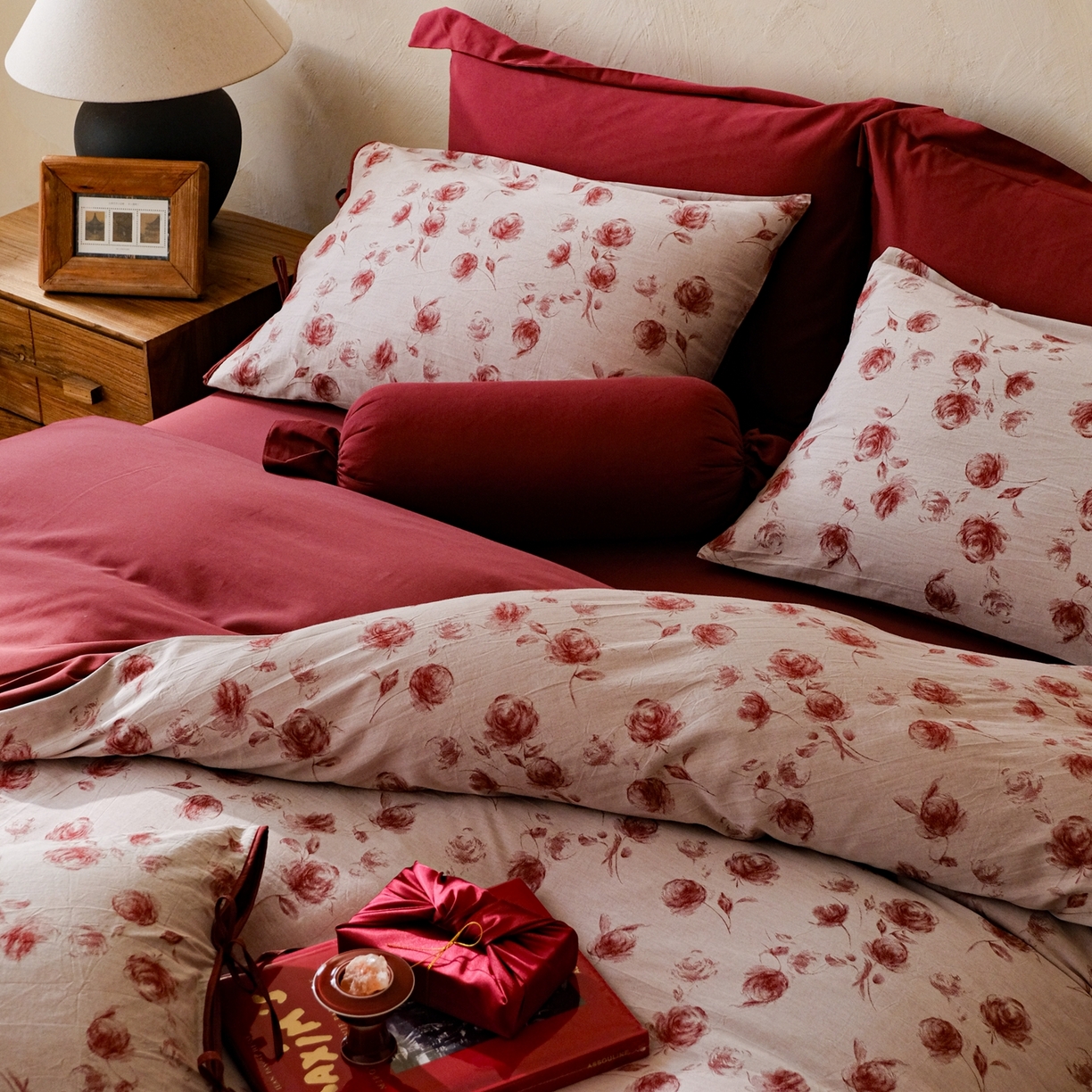 91家纺网 家纺一手货源 找家纺 涞澳家纺 2026新款全棉纯棉色织提花（婚庆）四件套 轻红漫花