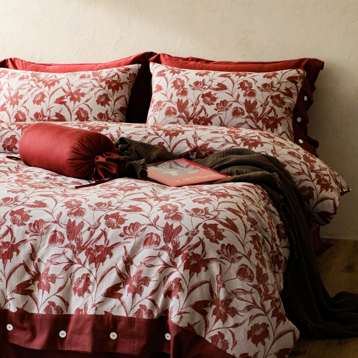 91家纺网 家纺一手货源 找家纺 涞澳家纺 2026新款全棉纯棉色织提花（婚庆）四件套 赤韵花影