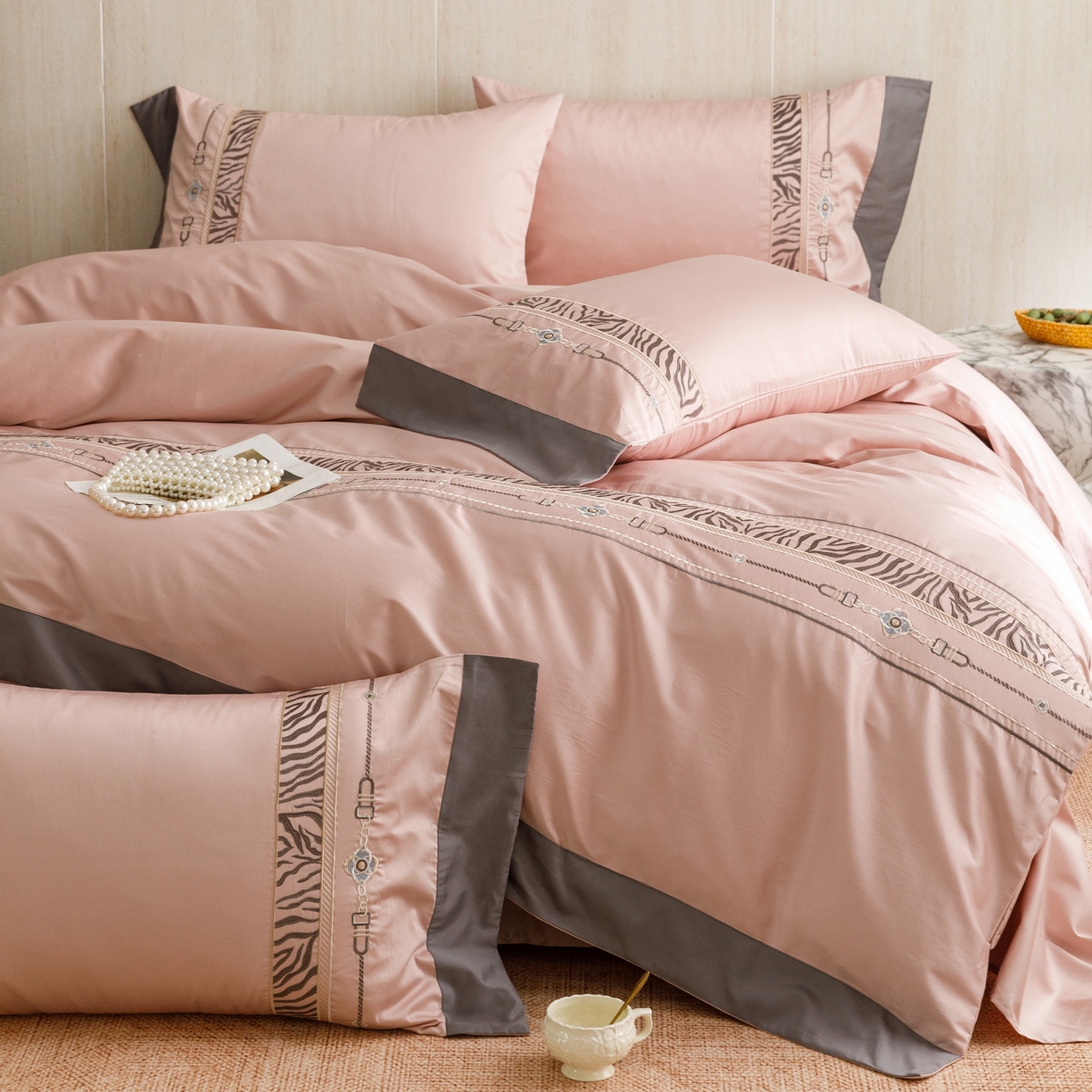 91家纺网 家纺一手货源 找家纺 艾莱家纺 2026新款A类长绒棉纯棉刺绣四件套-奢意 奢意-趣味粉