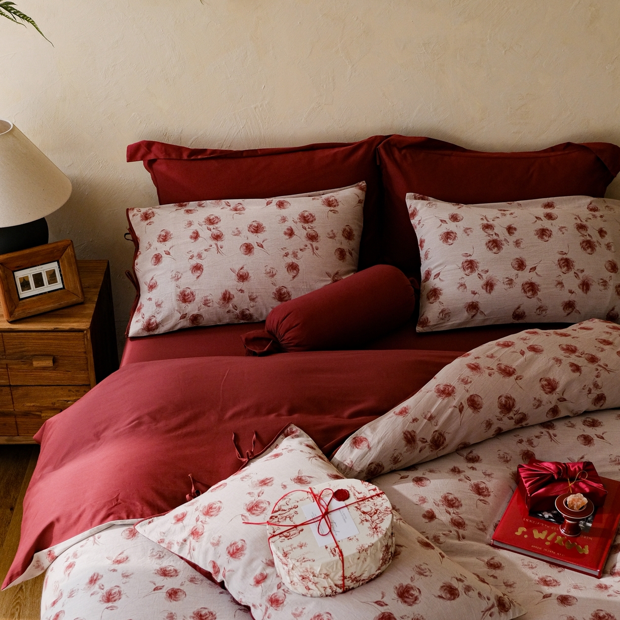 91家纺网 家纺一手货源 找家纺 涞澳家纺 2026新款全棉纯棉色织提花（婚庆）四件套 轻红漫花