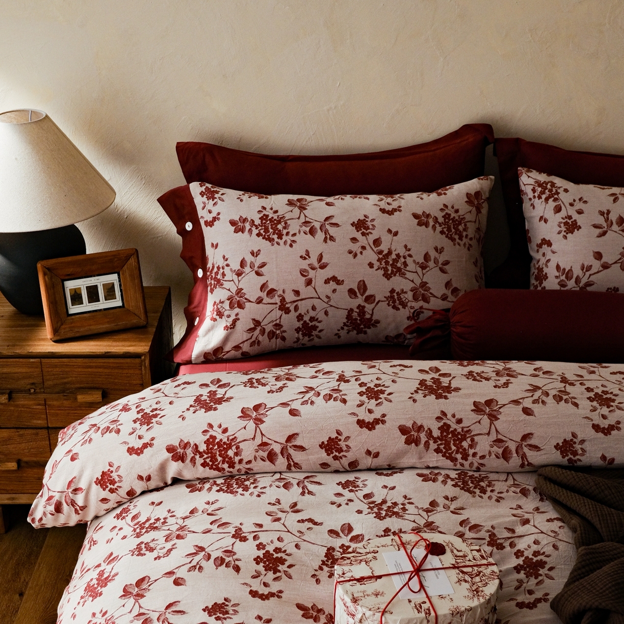 91家纺网 家纺一手货源 找家纺 涞澳家纺 2026新款全棉纯棉色织提花（婚庆）四件套 朱砂暖眠