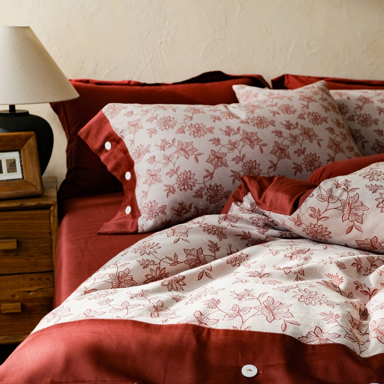 91家纺网 家纺一手货源 找家纺 涞澳家纺 2026新款全棉纯棉色织提花（婚庆）四件套 绯花简语