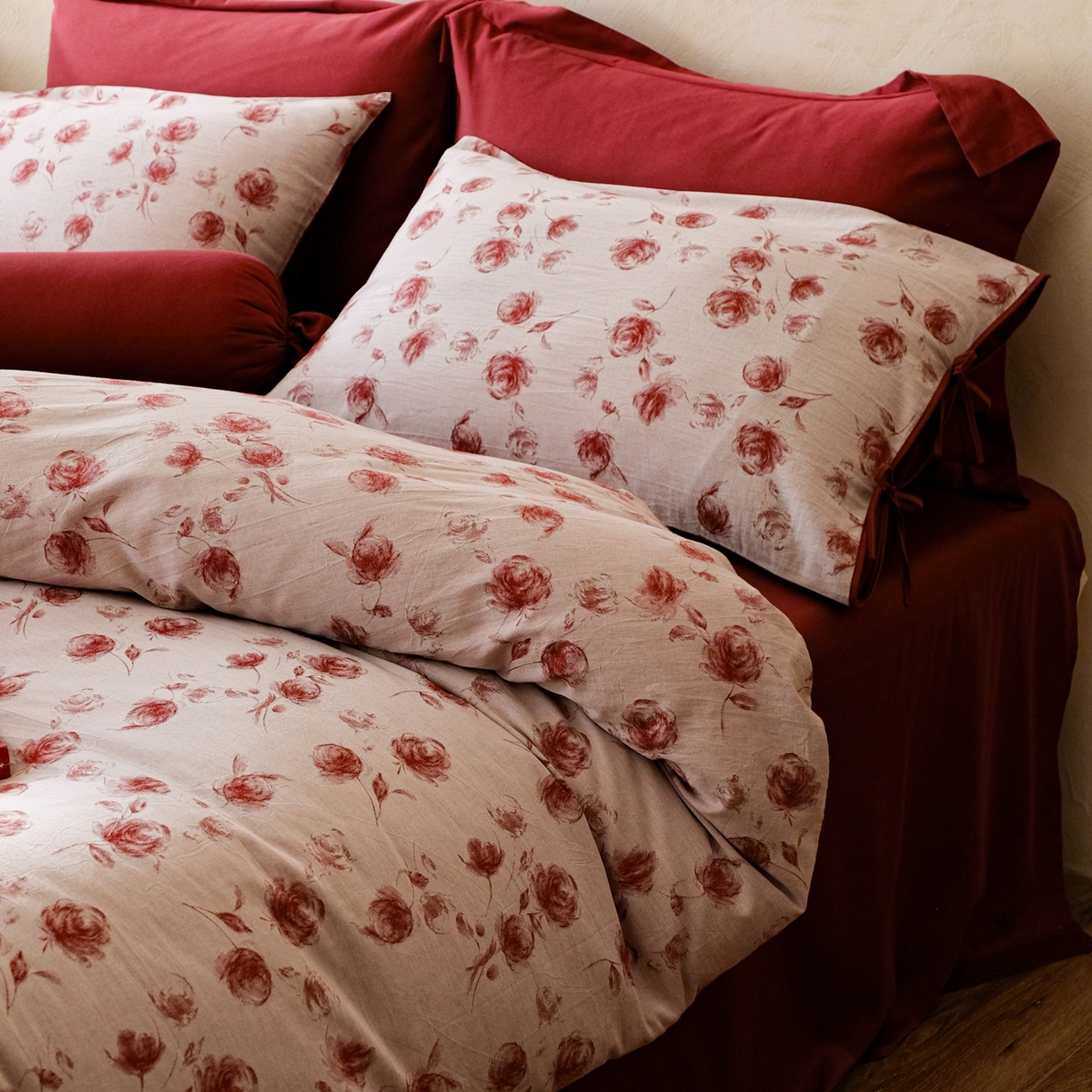 91家纺网 家纺一手货源 找家纺 涞澳家纺 2026新款全棉纯棉色织提花（婚庆）四件套 轻红漫花