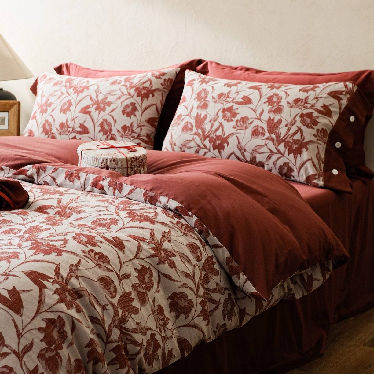 91家纺网 家纺一手货源 找家纺 涞澳家纺 2026新款全棉纯棉色织提花（婚庆）四件套 赤韵花影