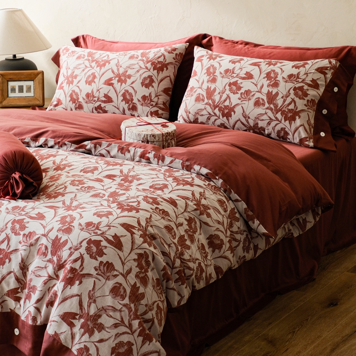 91家纺网 家纺一手货源 找家纺 涞澳家纺 2026新款全棉纯棉色织提花（婚庆）四件套 赤韵花影