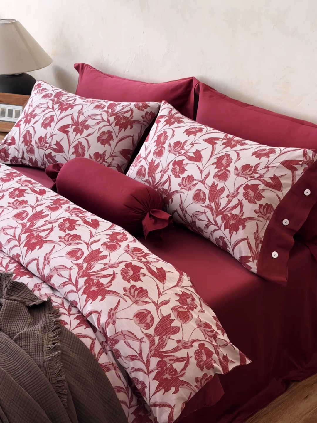 91家纺网 家纺一手货源 找家纺 涞澳家纺 2026新款全棉纯棉色织提花（婚庆）四件套 赤韵花影