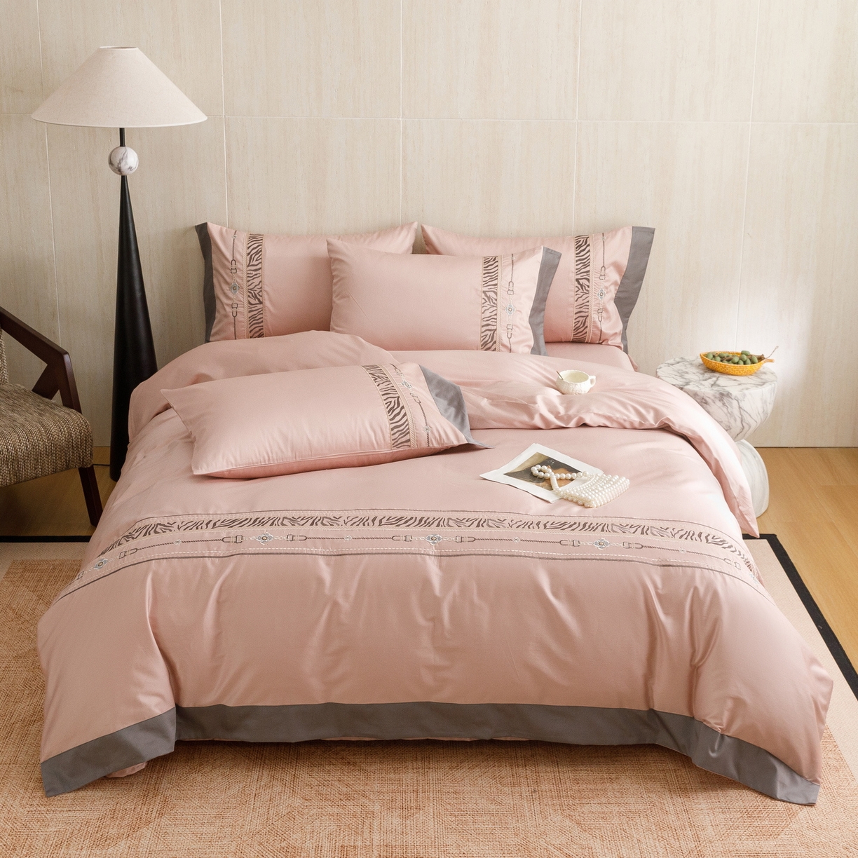 91家纺网 家纺一手货源 找家纺 艾莱家纺 2026新款A类长绒棉纯棉刺绣四件套-奢意 奢意-趣味粉