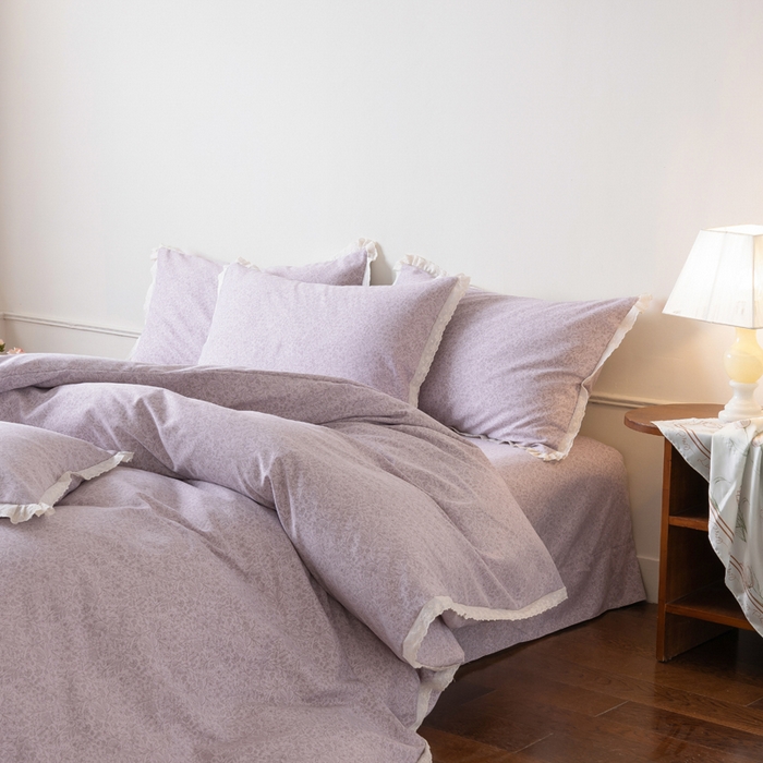 91家纺网 家纺一手货源 找家纺 巧玲珑 2026春夏新款新疆棉磨毛花边工艺款四件套 青禾-紫