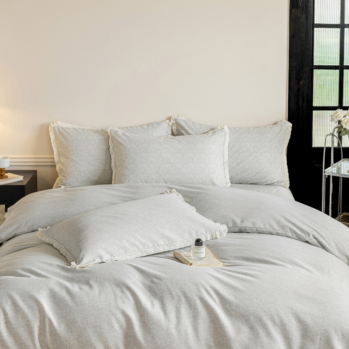 91家纺网 家纺一手货源 找家纺 巧玲珑 2026春夏新款新疆棉磨毛花边工艺款四件套 繁花-灰