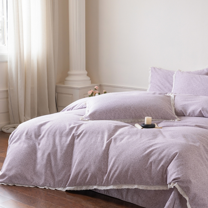 91家纺网 家纺一手货源 找家纺 巧玲珑 2026春夏新款新疆棉磨毛花边工艺款四件套 青禾-紫