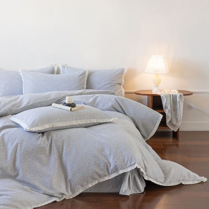 91家纺网 家纺一手货源 找家纺 巧玲珑 2026春夏新款新疆棉磨毛花边工艺款四件套 青禾-灰