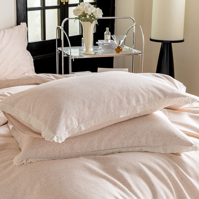 91家纺网 家纺一手货源 找家纺 巧玲珑 2026春夏新款新疆棉磨毛花边工艺款四件套 繁花-粉